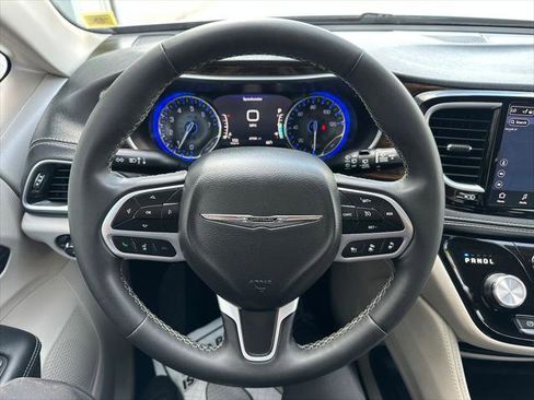 Certified 2023 Chrysler Pacifica Limited FWD image 2