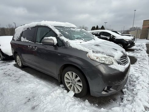 Used 2017 Toyota Sienna XLE image 2