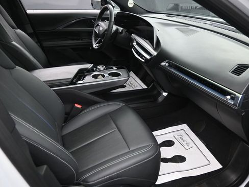 Used 2024 Cadillac Lyriq Sport AWD/4WD image 34