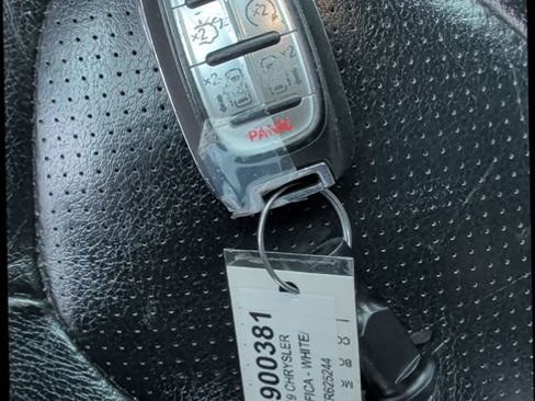 Used 2019 Chrysler Pacifica Touring-L FWD image 22