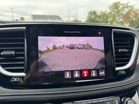 Used 2022 Chrysler Pacifica Limited w/ Uconnect Theater Family Group image 32