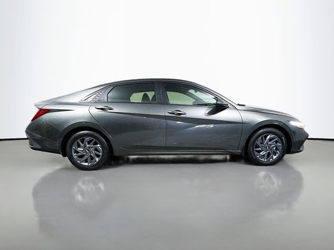 Used 2024 Hyundai Elantra Blue FWD image 3