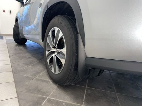 Used 2023 Toyota Highlander XLE image 19