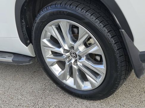 Used 2024 Toyota Highlander Limited FWD image 7
