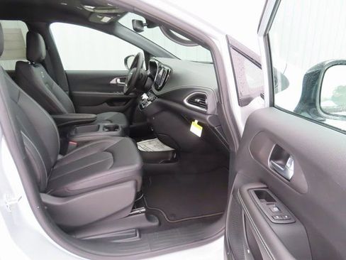 New 2026 Chrysler Pacifica Select image 21