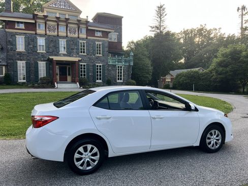 Used 2017 Toyota Corolla L w/ Carpet Mat Package (TMS) FWD image 11