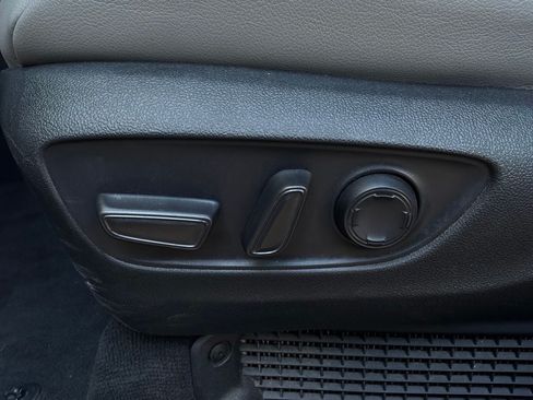 Used 2025 Toyota Sienna XLE FWD image 11