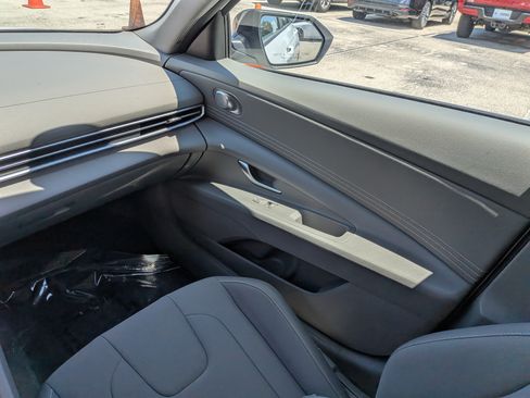 Used 2025 Hyundai Elantra SEL FWD image 17