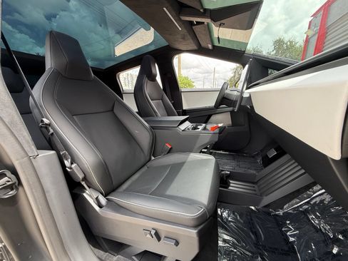 Used 2024 Tesla Cybertruck AWD Crew Cab image 21
