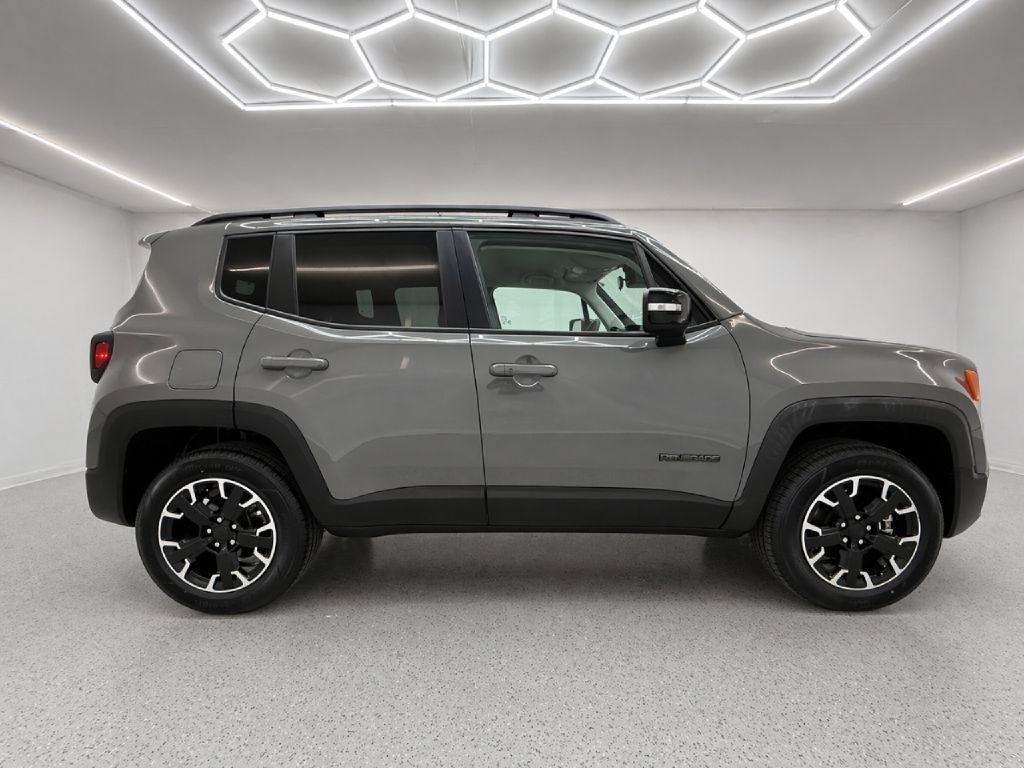 Used 2023 Jeep Renegade Latitude AWD/4WD image 2
