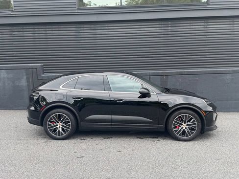 Certified 2025 Porsche Macan 4S Electric AWD/4WD image 11