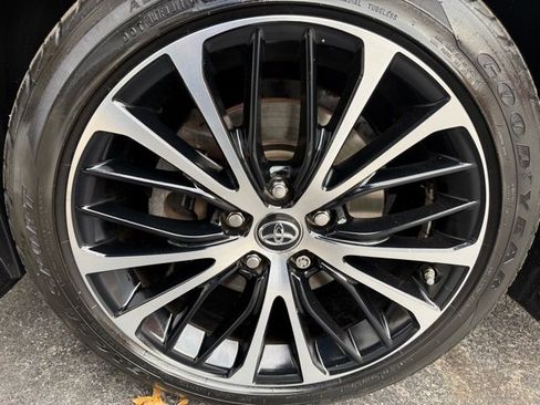 Used 2018 Toyota Camry SE w/ Moonroof Package image 9