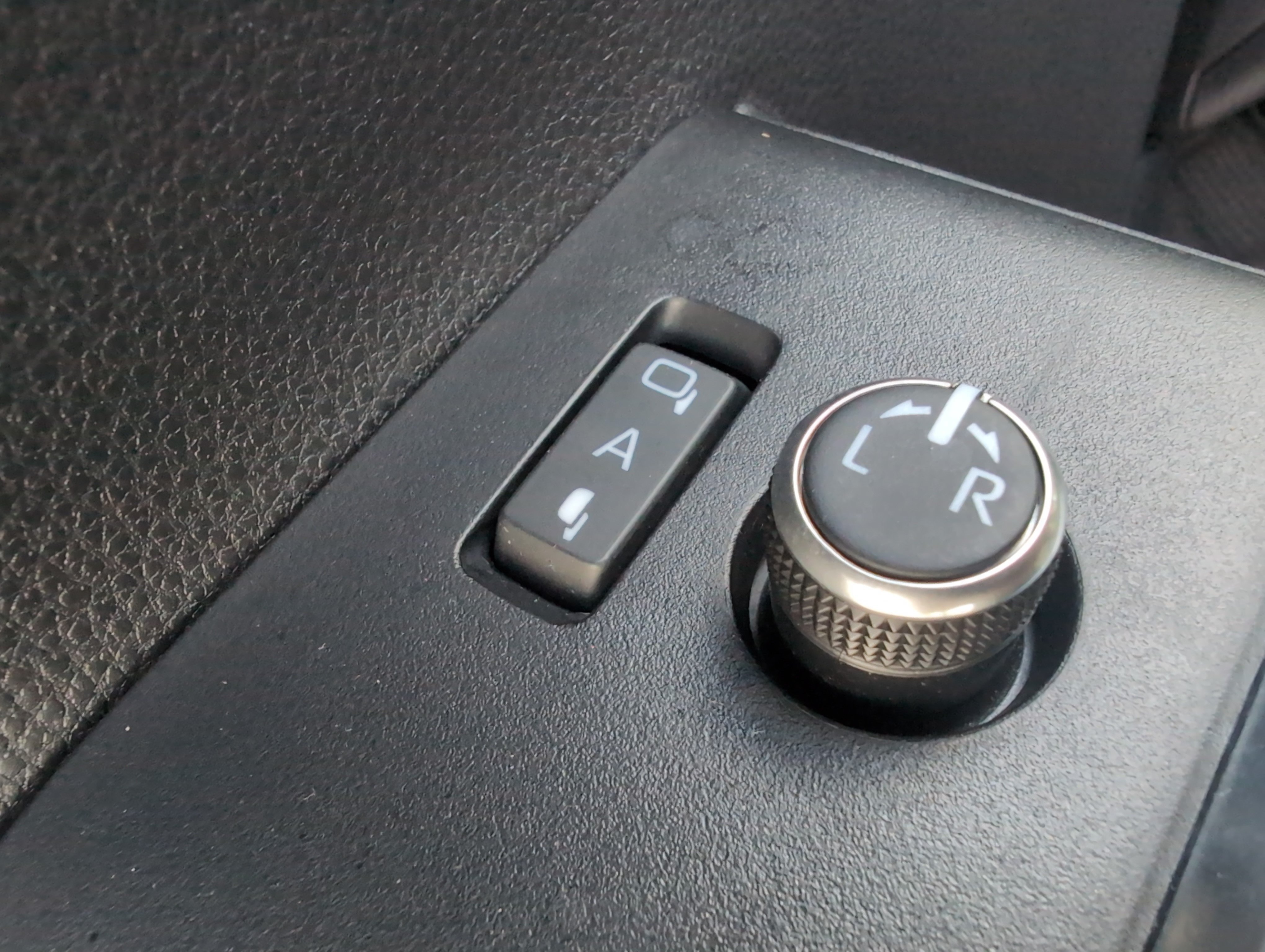 Used 2023 Toyota Highlander Platinum FWD image 40