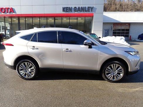 Certified 2023 Toyota Venza XLE image 2