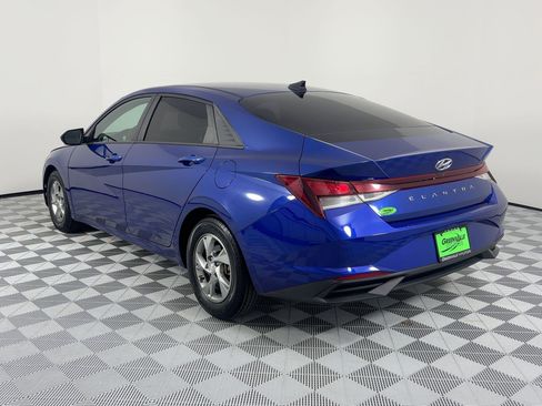 Used 2021 Hyundai Elantra SE image 3