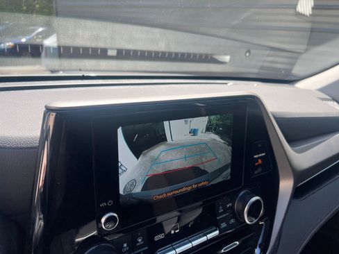 Used 2025 Toyota Highlander LE FWD image 23