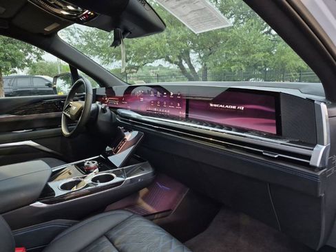 Used 2025 Cadillac Escalade IQ Sport 1 w/ Smart Trailering package image 16