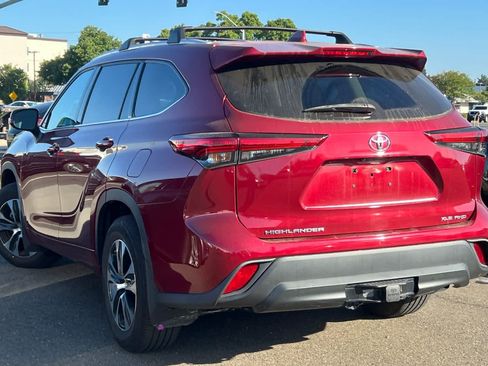 Used 2022 Toyota Highlander XLE AWD/4WD image 6