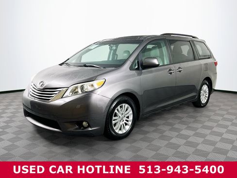 Used 2016 Toyota Sienna XLE Premium image 2