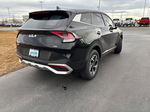 Used 2023 Kia Sportage LX image 3