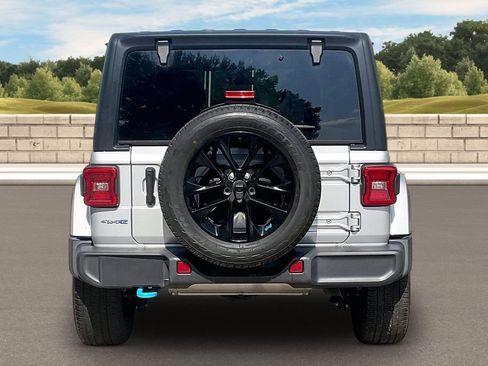 Used 2023 Jeep Wrangler Unlimited Sahara AWD/4WD image 4