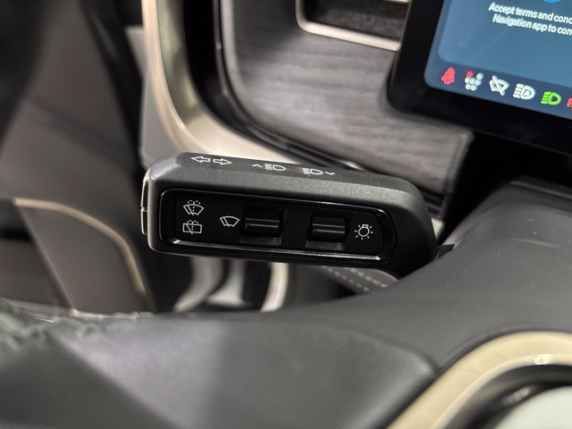 Used 2025 Rivian R1S Adventure Dual AWD/4WD image 32