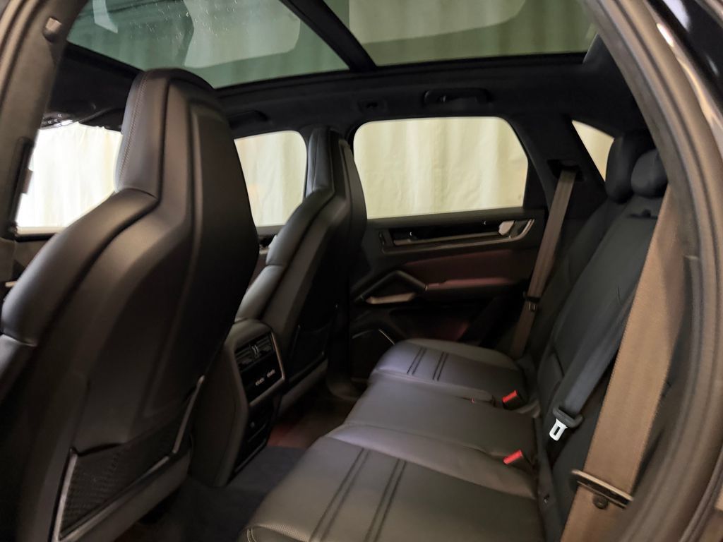 Certified 2025 Porsche Cayenne Turbo AWD/4WD image 24