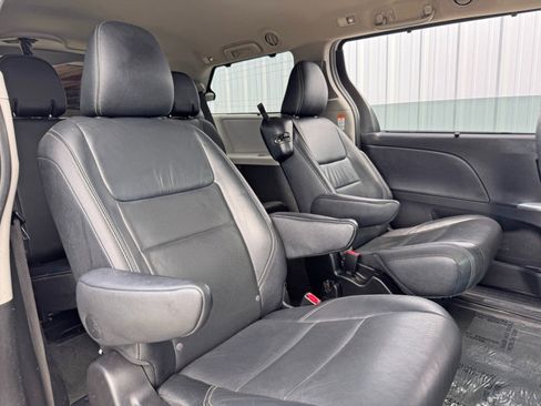 Used 2015 Toyota Sienna SE Premium image 36