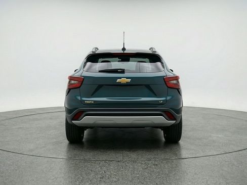 Used 2025 Chevrolet Trax LT FWD image 7
