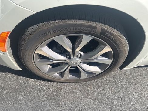 Used 2020 Chrysler Pacifica Limited image 3