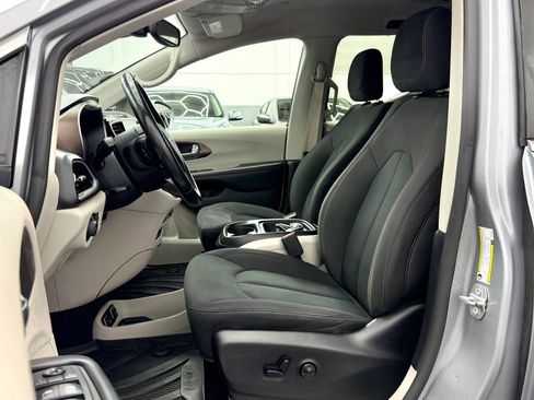 Used 2019 Chrysler Pacifica Touring Plus w/ Advanced Safetytec Group image 9