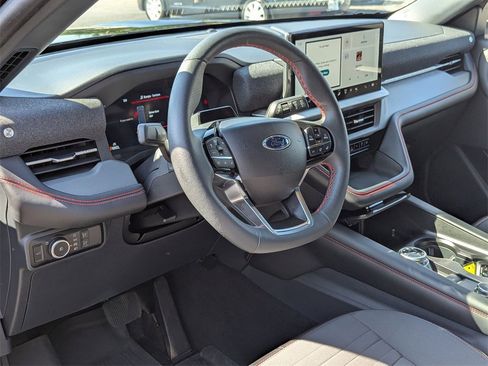 Used 2025 Ford Explorer ST-Line w/ ST-Line Street Pack image 9