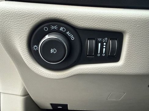 Used 2024 Chrysler Pacifica Touring-L image 25