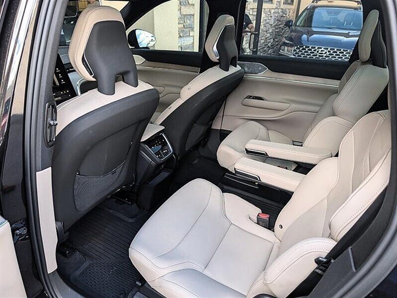 Used 2025 Volvo EX90 Ultra AWD/4WD image 24