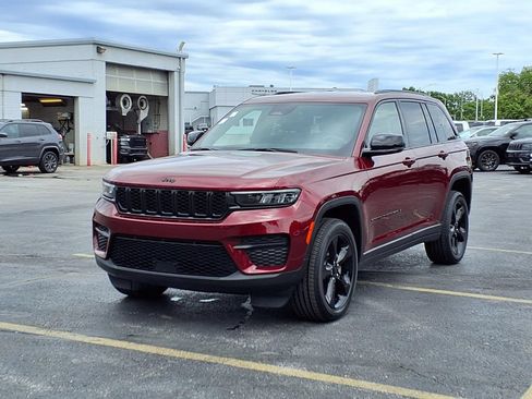 Used 2023 Jeep Grand Cherokee Altitude AWD/4WD image 2