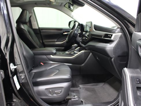Used 2020 Toyota Highlander XLE AWD/4WD image 25