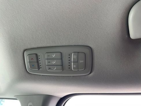 Used 2023 Kia Carnival LX image 38