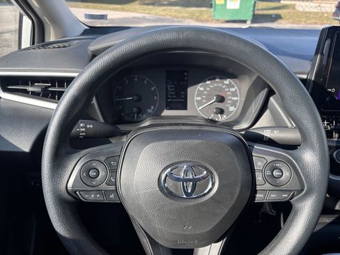 Used 2025 Toyota Corolla LE image 32