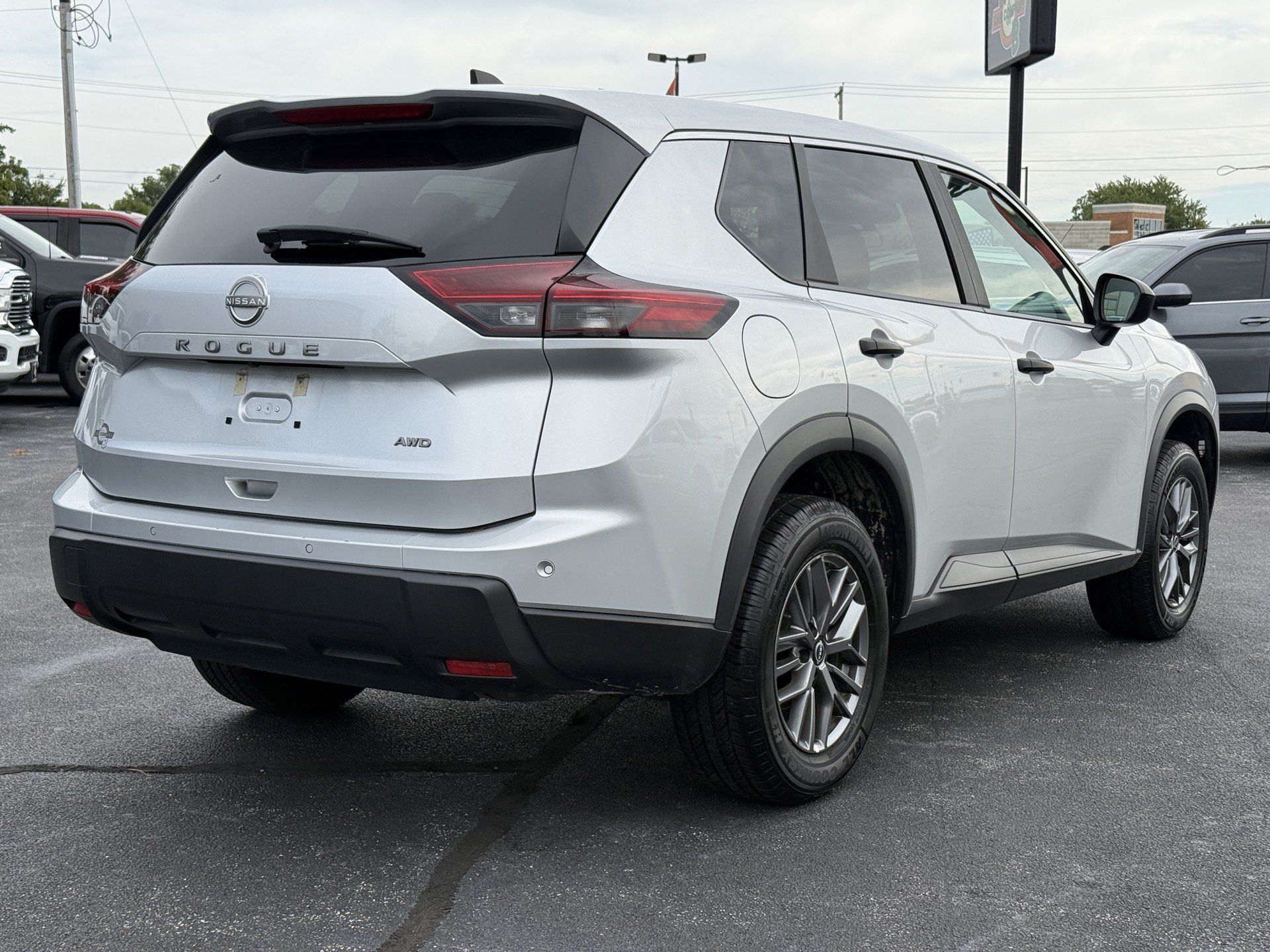 Used 2024 Nissan Rogue S AWD/4WD image 8