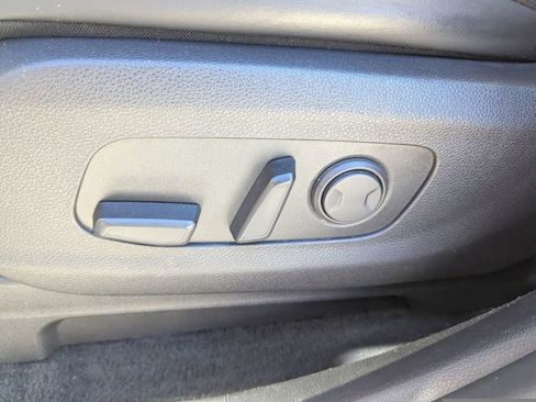 Used 2023 Kia Carnival EX image 19