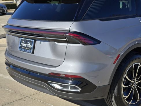 Used 2024 Lincoln Nautilus Premier image 15