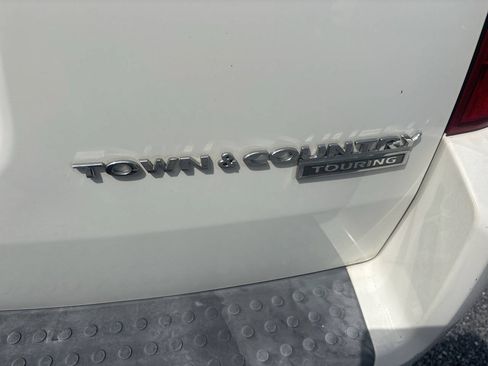 Used 2009 Chrysler Town & Country Touring FWD image 23