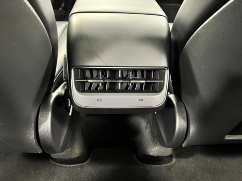 Used 2025 Tesla Model Y Long Range AWD/4WD image 25