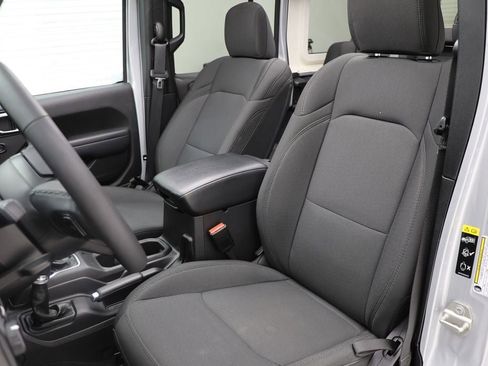 Used 2023 Jeep Wrangler Unlimited w/ Sun & Screen Package image 16