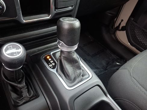 Used 2022 Jeep Wrangler Unlimited Sport AWD/4WD image 15