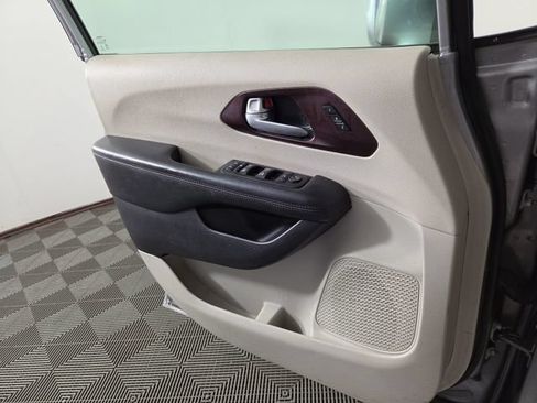Used 2017 Chrysler Pacifica Limited w/ Advanced Safetytec Group FWD image 28