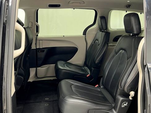 Used 2019 Chrysler Pacifica Touring-L FWD image 32