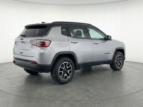 Used 2025 Jeep Compass Trailhawk image 9