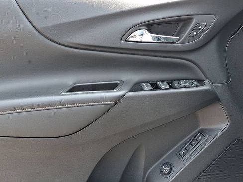 Used 2023 Chevrolet Equinox Premier AWD/4WD image 13