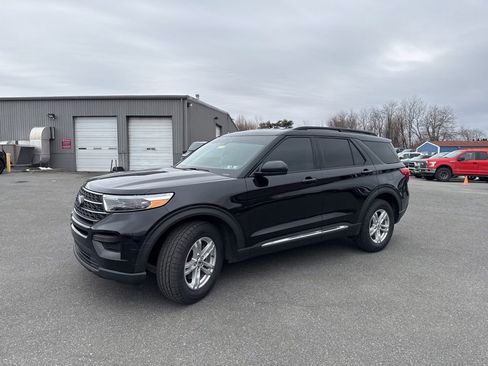 Used 2022 Ford Explorer XLT image 3